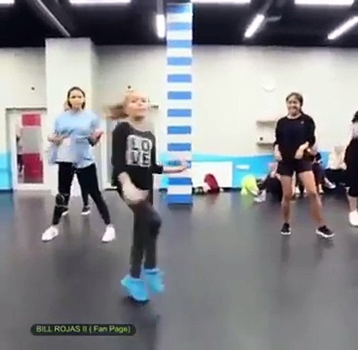 Questa bambina è PAZZESCA! Guardate come balla!