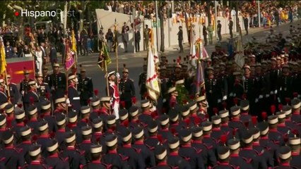 Españoles demuestran su apoyo a los reyes en desfile militar