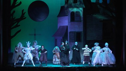 Dans les coulisses de la comédie musicale "La Famille Addams"
