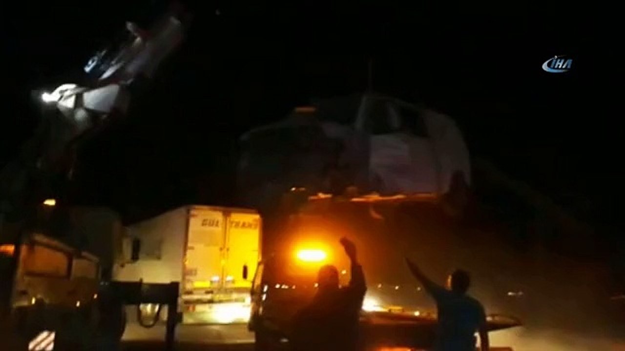 Güvenlik Güçlerini Taşıyan Araç ile Tır Çarpıştı: 4 Asker ve 1 Korucu Yaralandı