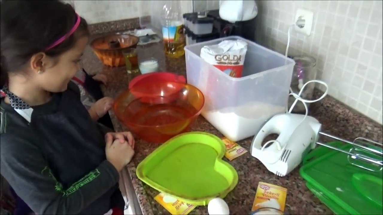 Öykü Ve Masal Kek Yapıyor