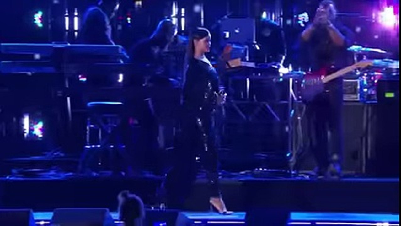 Rihanna - Diamonds Live