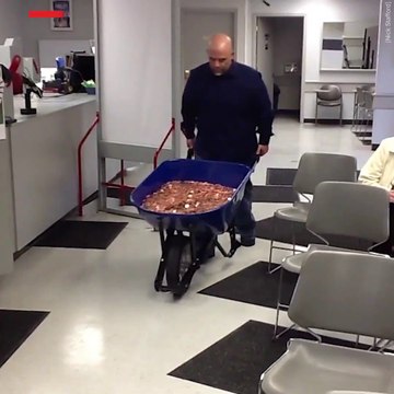 Cet homme paye son amende avec 300.000 pièces de 1 centime - 6 brouettes