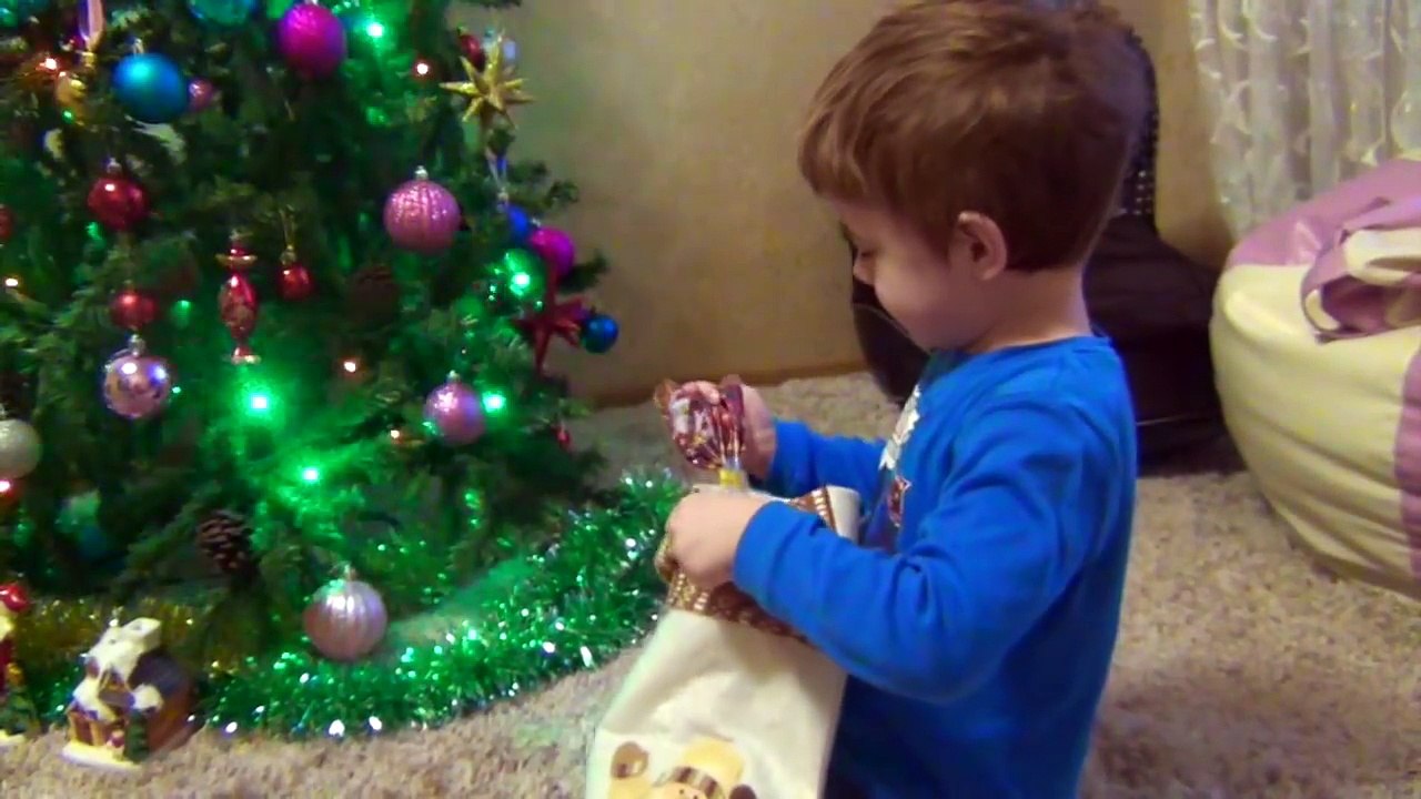 Mos Nicolae aduce cadouri Maxi Kinder Surprise si alte cadouri la Bogdan`s Show