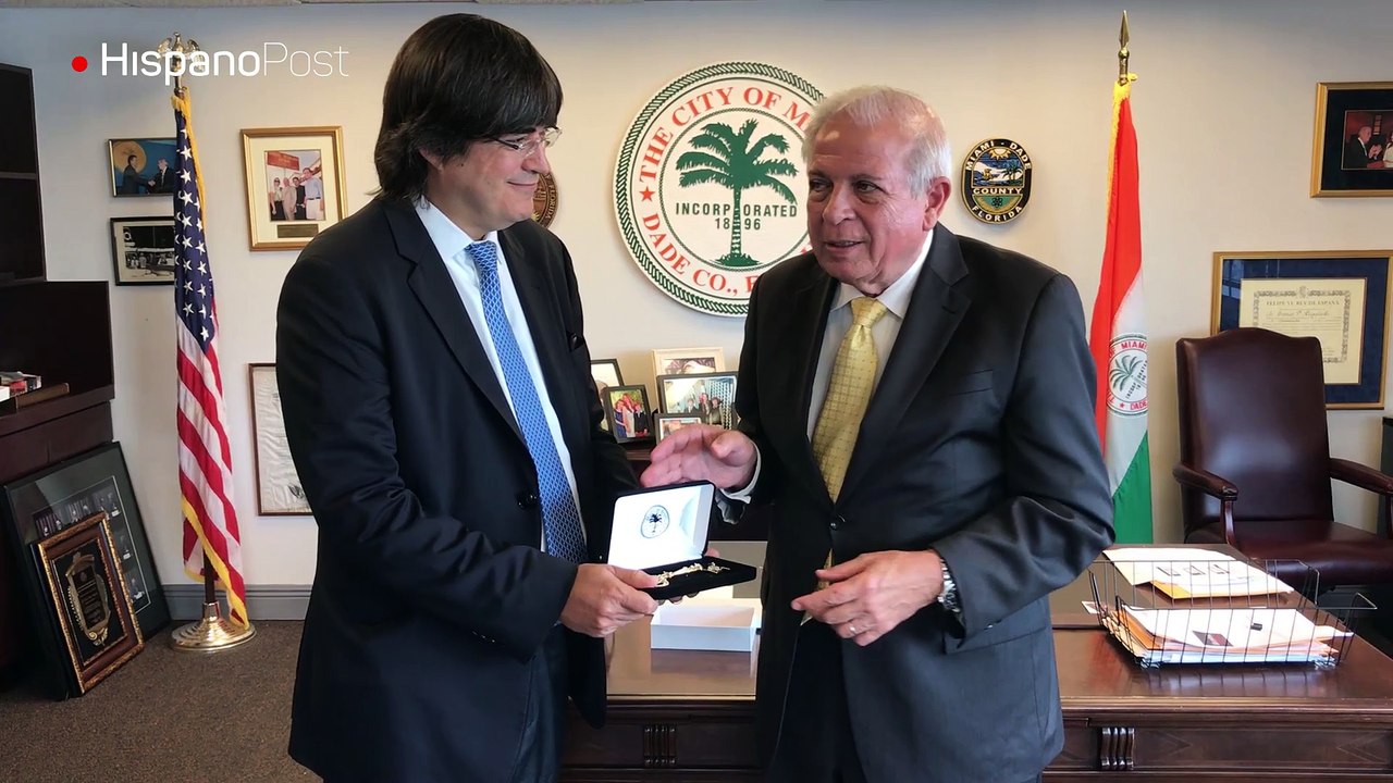 Miami entrega al periodista Jaime Bayly las llaves de su ciudad