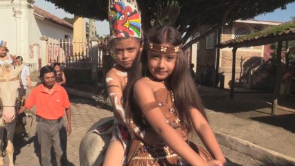 Niños desfilan disfrazados para conmemorar "Día de la Resistencia Indígena" en Nicaragua