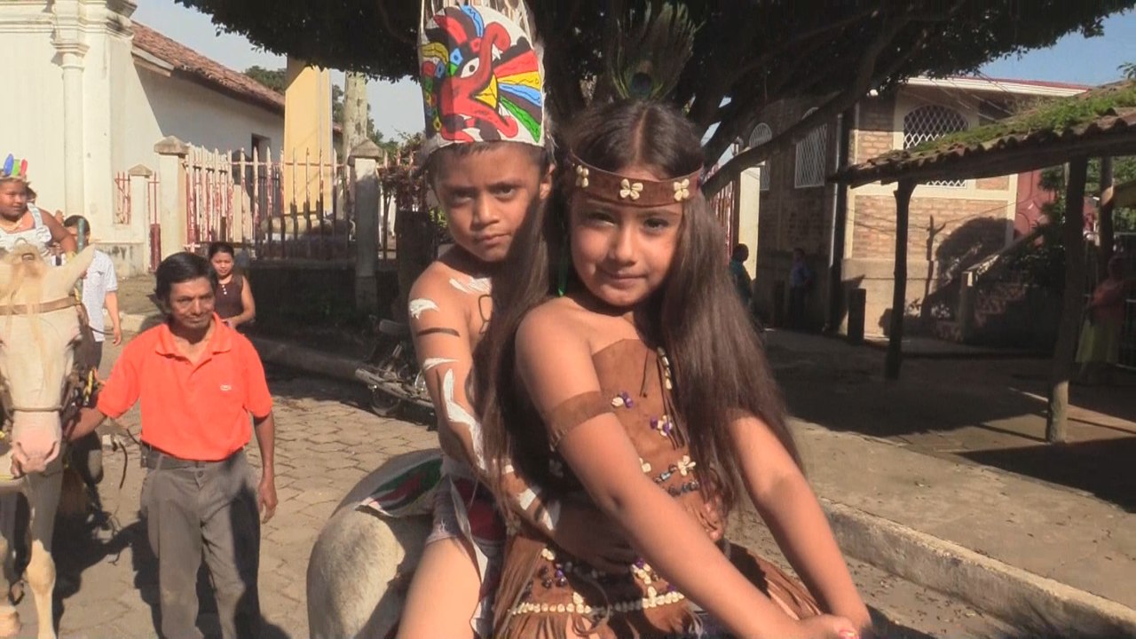 Niños desfilan disfrazados para conmemorar "Día de la Resistencia Indígena" en Nicaragua