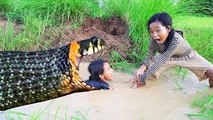 Wow!! Poor Kids Catch a lot of Snakes From Two Holes - How To Catch Snakes by Digging Hole