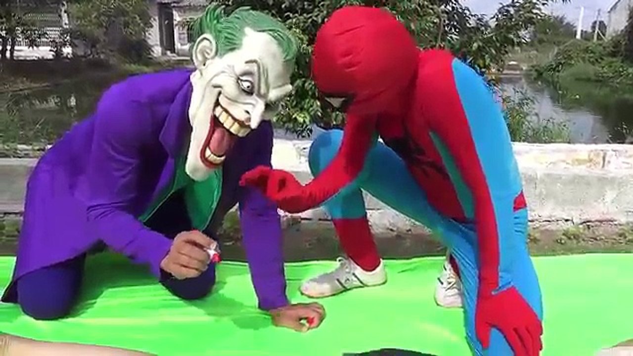 джокер и черный человек-паук брошен Эльза в озеро! Человек-паук видео смешной в реальной жизни