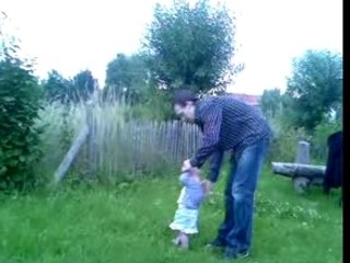 17-06-07 quand elle marche avec papa