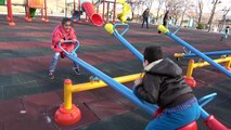 Salih ve Esma Dev Kamyon ile parkta oynuyor - Eğlenceli çocuk videosu