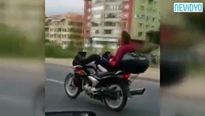 Ayakları ile motor kullanan maganda