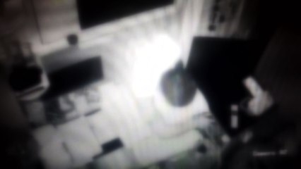 이불로 얼굴 가리고 목욕탕 계산대 털어 / YTN