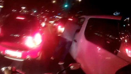 Işıklarda Duran Sürücünün Yumruklu Saldırıya Uğradığı O Anlar Kamerada