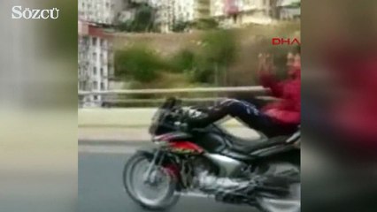 Ayakları ile motosiklet kullanan sürücü tehlike saçtı