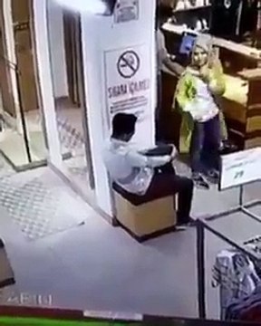 Oysa herkes öldürür sevdiğini