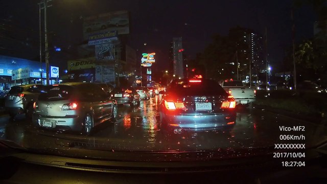 Ce motard arrive bien trop vite dans les bouchons et se prend une gamelle monumentale!