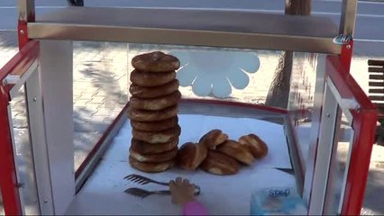 Engelli Annenin Evlat Sevgisi... Çocuğu İçin Simit Satıyor