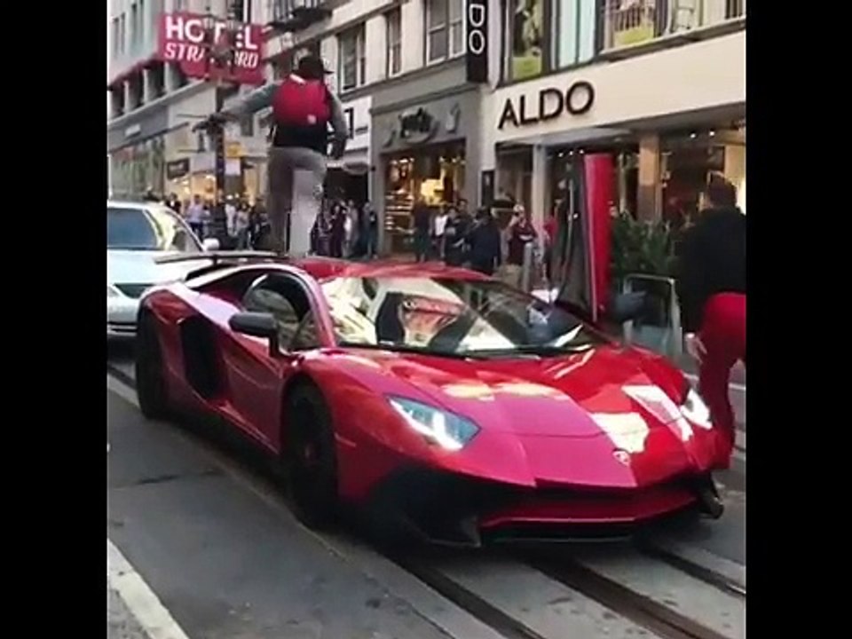 Il marche sur une Lamborghini mais va très vite le regretter