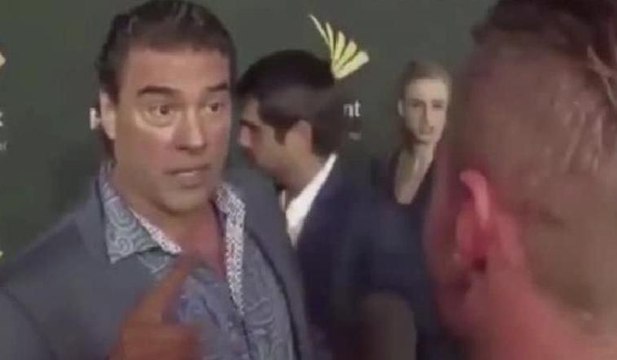 Oğluyla ilgili soru soran muhabire tokat attı