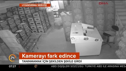 Kamerayı fark etti