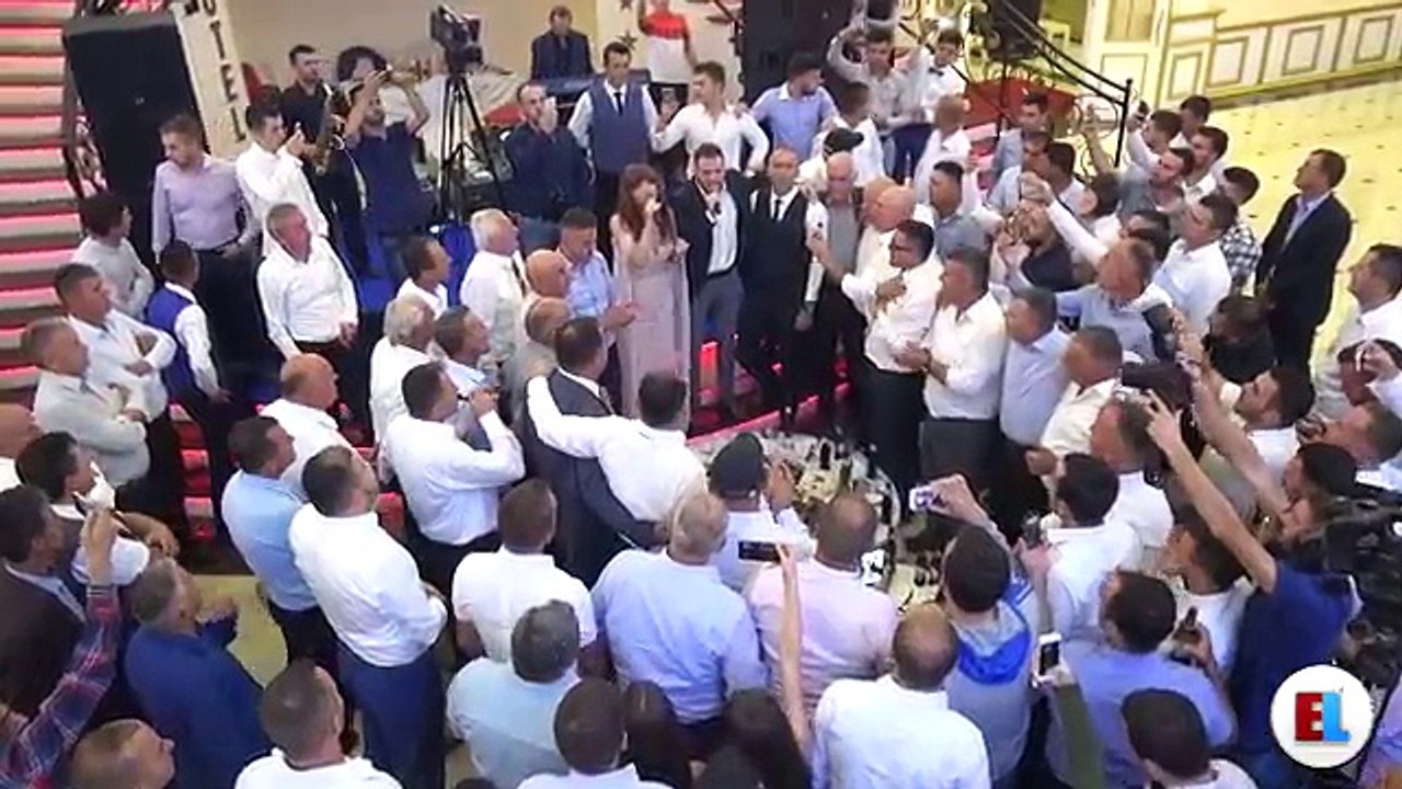 Dasma me e mire e vitit - Edona Llalloshi kendon live me familjen Jashari dhe Lushtaku