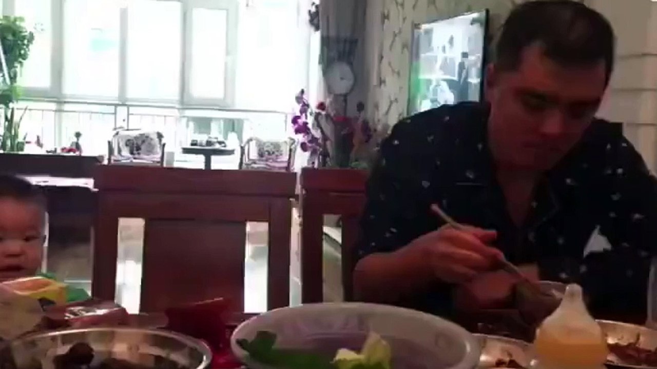 Ce bébé fait tout pour attirer l'attention !