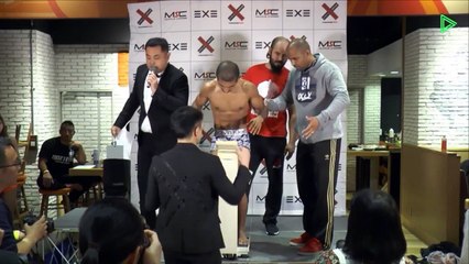 Un combattant de MMA arrive complètement déshydraté lors de la pesée