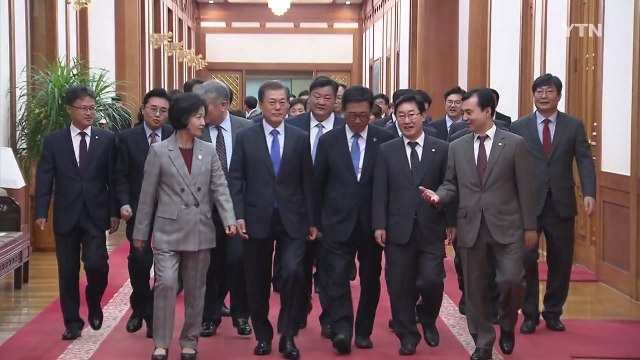 문재인 대통령, 민주당 지도부와 靑 만찬 회동 / YTN