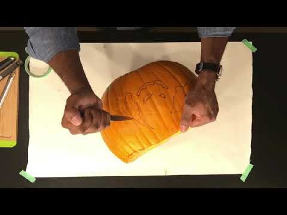 Man Expertly Carves Halloween Pumpkin in Less Than 2 Minutes