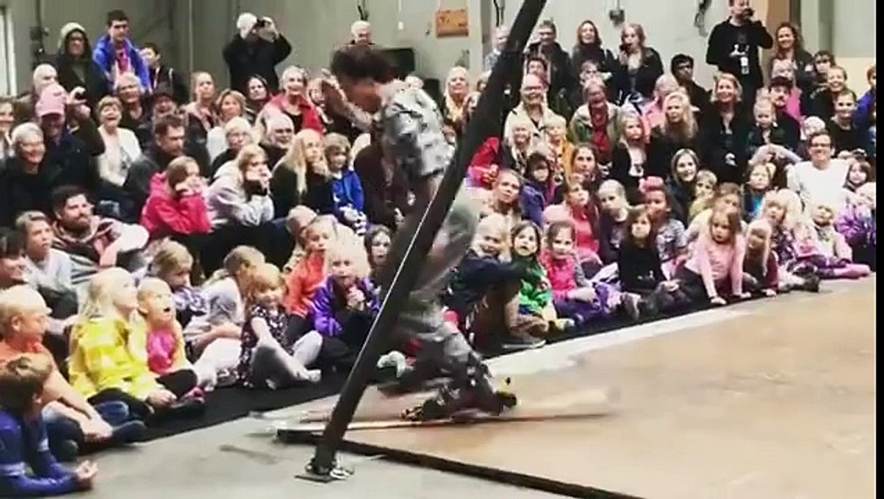 Une chorégraphie de danse originale avec des skis