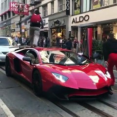Il court sur une Lamborghini Aventador SV (San Francisco)