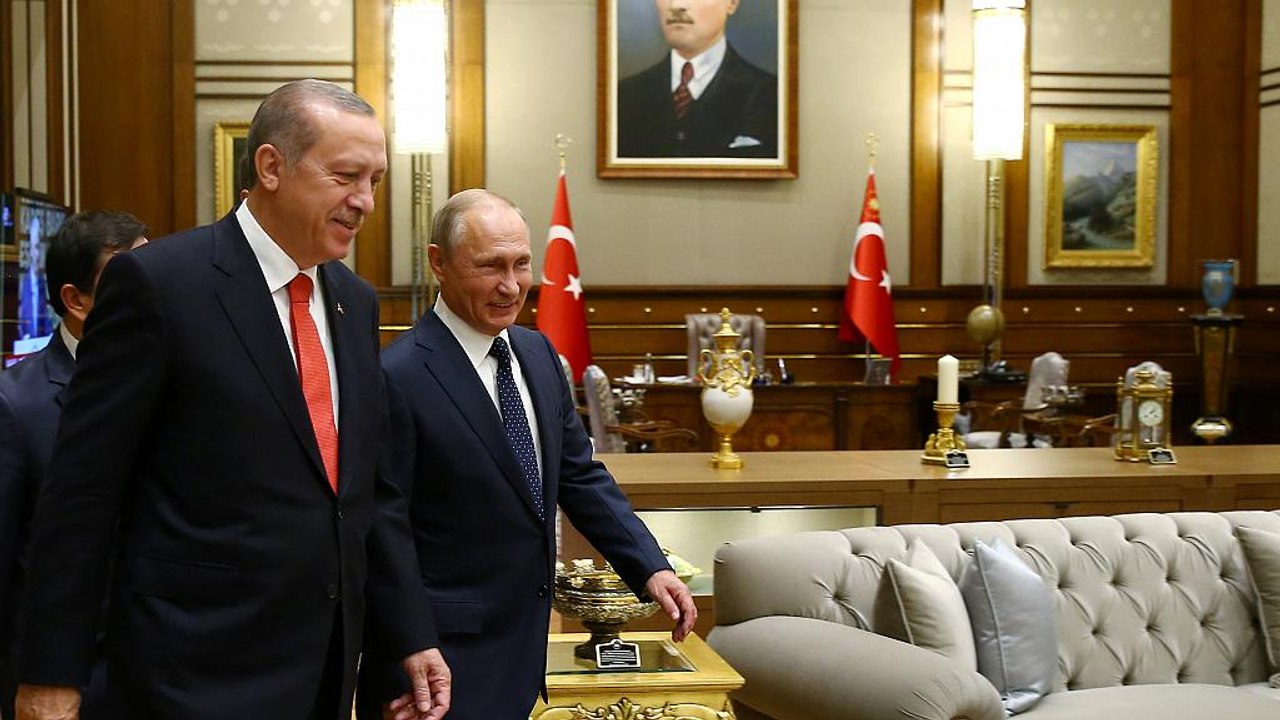 Shifting alliances in the Syrian crisis: Turkey cozies up to Russia