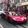 Un homme court sur une Lamborghini Aventador juste pour rire... Et c'est une mauvaise idée !!