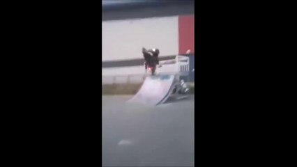 Ce taré en scooter roule sur une rampe de skate et se prend une gamelle énorme