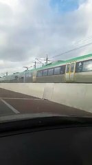 Un homme saccroche à larrière dun train à 110 km h Australie