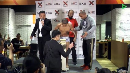 Un combattant trouve une énorme difficulté à se tenir debout et à marcher pendant la pesée !