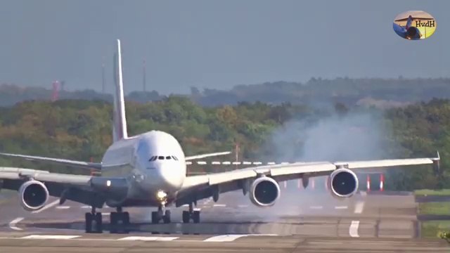 Atterrissage d'un A380 Emirates Airlines en pleine tempête