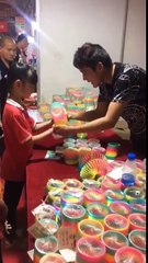 un vendeur mega BOSS du Slinky