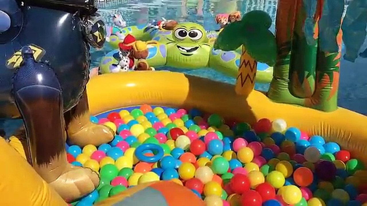 Patrulla canina español FIESTA EN LA PISCINA CON EL PARQUE ACUATICO DE CHASE, DINOSAURIOS Y BOLAS