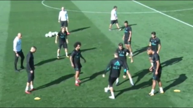 CR7 dá 'caneta com elástico' em companheiro de Real em treino; veja!