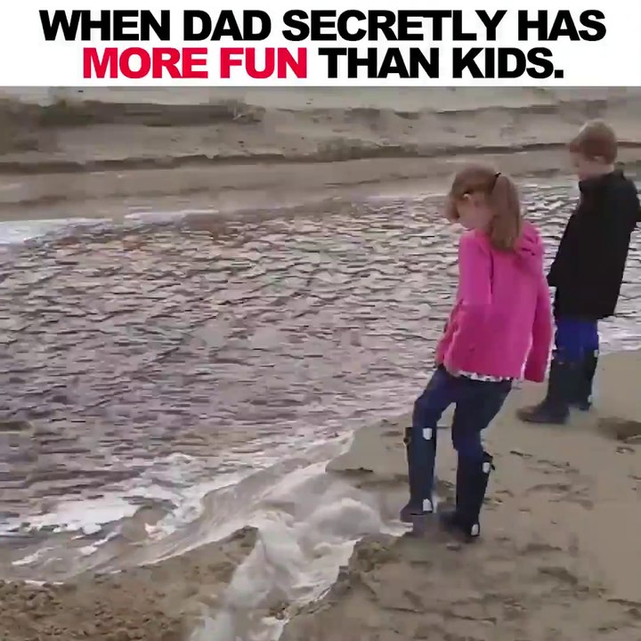 Ce papa et ses enfants créent un veritable torrent sur la plage
