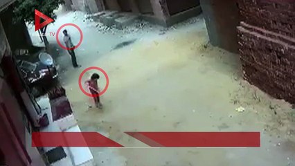 Скачать видео: لحظة محاولة اختطاف طفل من أمام منزله بإمبابة