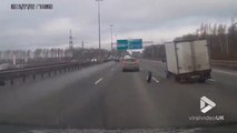 Un camion perd sa roue sur l'autoroute.
