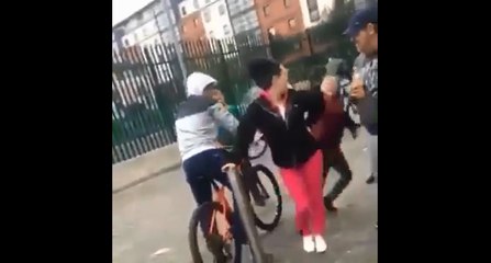 Un jeune met un pétard dans la capuche d'une fille.