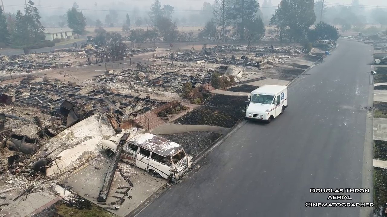 Un facteur continue de distribuer le courrier alors qu’il n’y a plus de maison