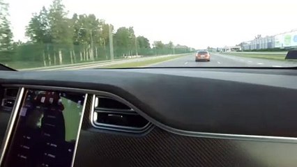 Grosse surprise pour cette Tesla Model X P90D et cette BMW M5 qui faisaient la course sur une autoroute russe