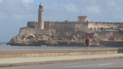Miles de cubanos resisten un limbo burocrático para reunirse con su familia en EE.UU.