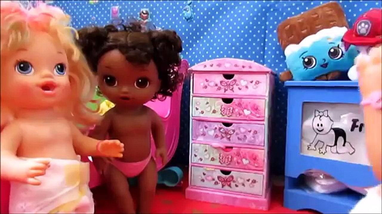 BANHO DE BANHEIRA COM XAMPU DO FROZEN. Baby Alive Amandinha, Lilo e Laurinha.