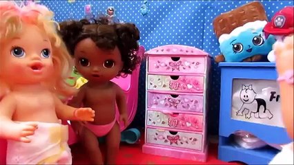 BANHO DE BANHEIRA COM XAMPU DO FROZEN. Baby Alive Amandinha, Lilo e Laurinha.
